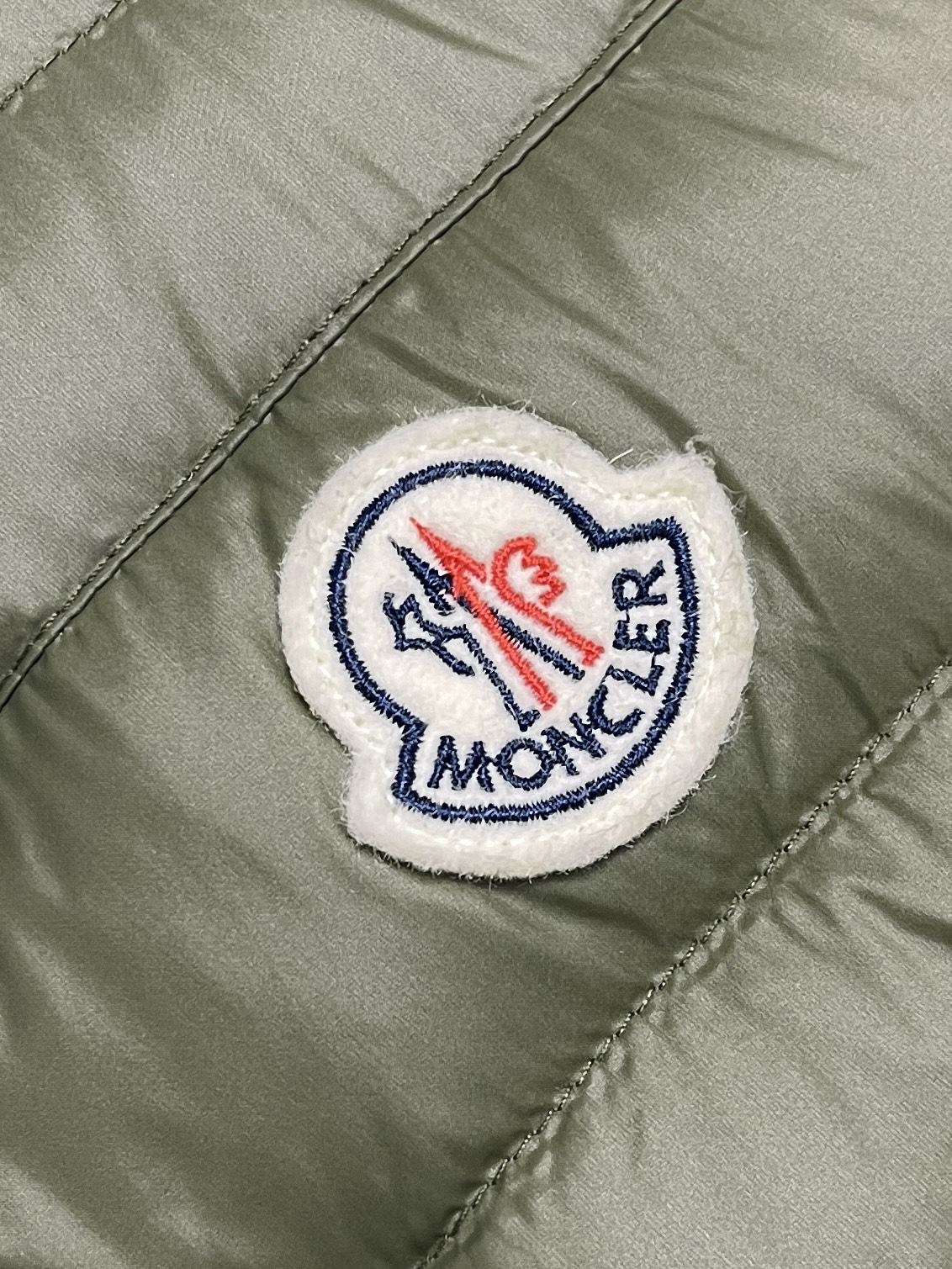 🛒🛒Moncler ORANT  26fw 秋冬男女轻量排骨连帽马甲羽绒服，男士羽绒马甲采用亮面lon laqué面料制