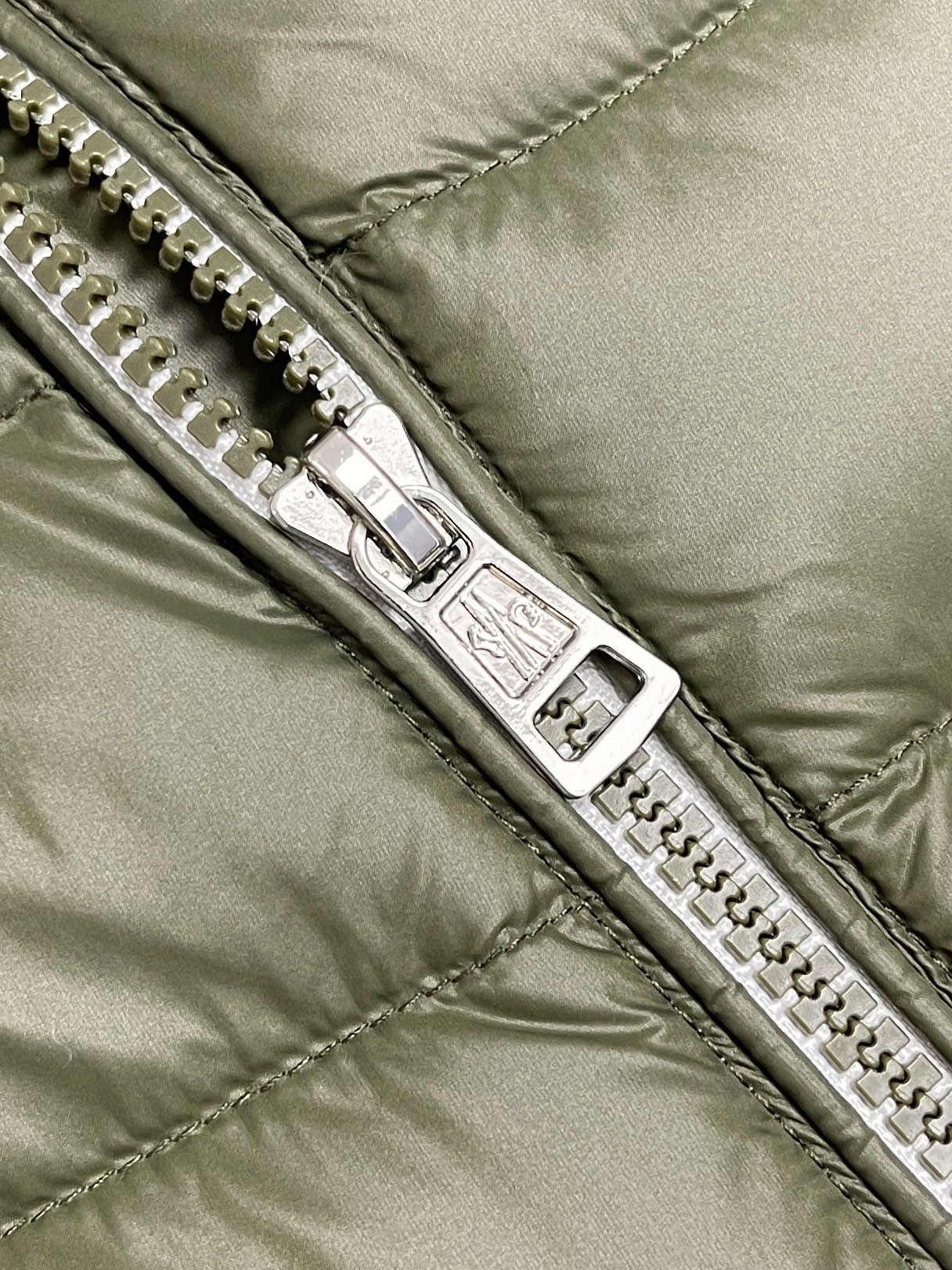 🛒🛒Moncler ORANT  26fw 秋冬男女轻量排骨连帽马甲羽绒服，男士羽绒马甲采用亮面lon laqué面料制