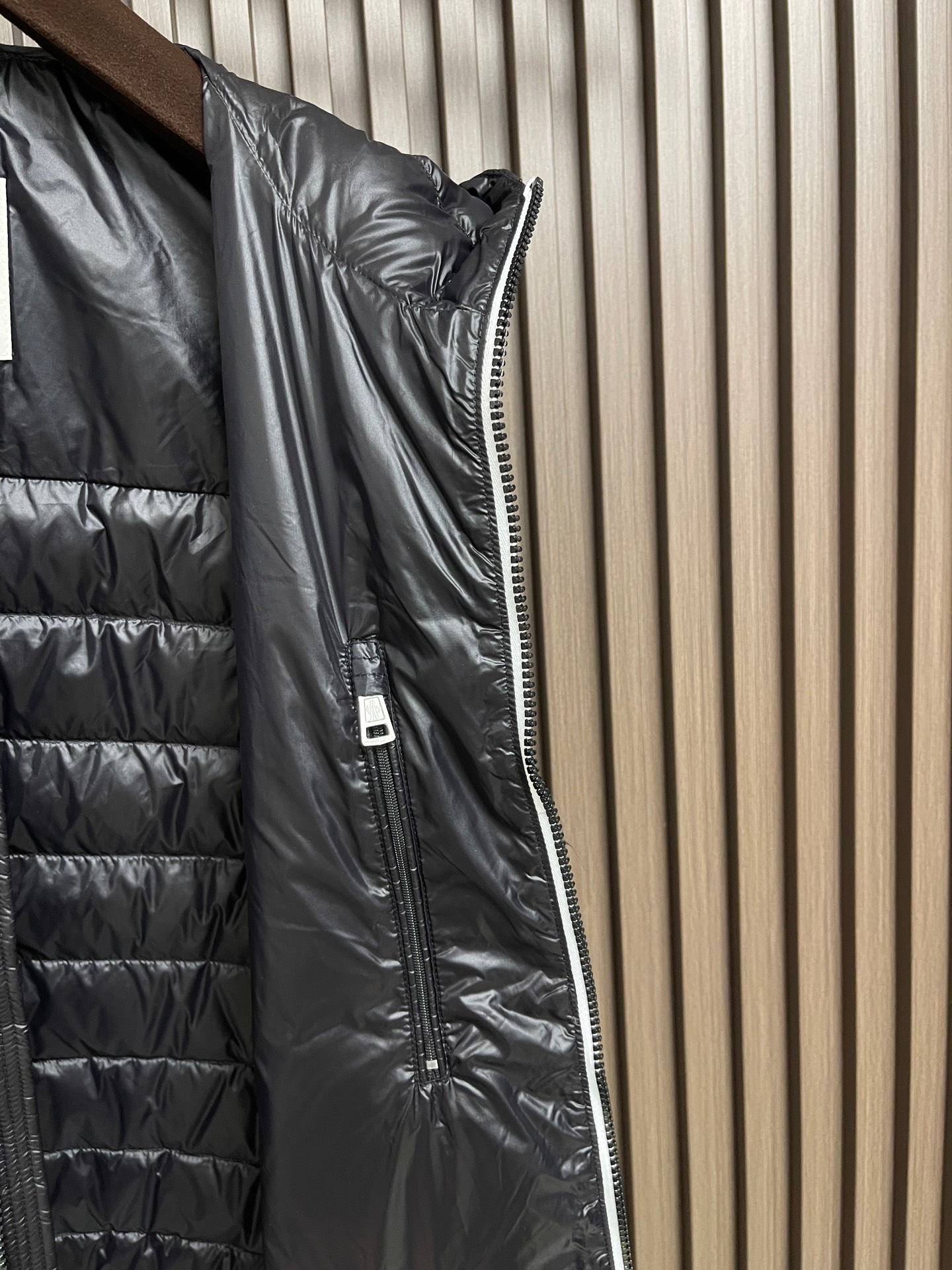 🛒🛒Moncler ORANT 26fw 秋冬男女轻量排骨连帽马甲羽绒服,男士羽绒马甲采用亮面lon laqué面料制 🛒🛒Moncler ORANT 26fw 秋冬男女轻量排骨连帽马甲羽绒服,男士羽绒马甲采用亮面lon laqué面料制