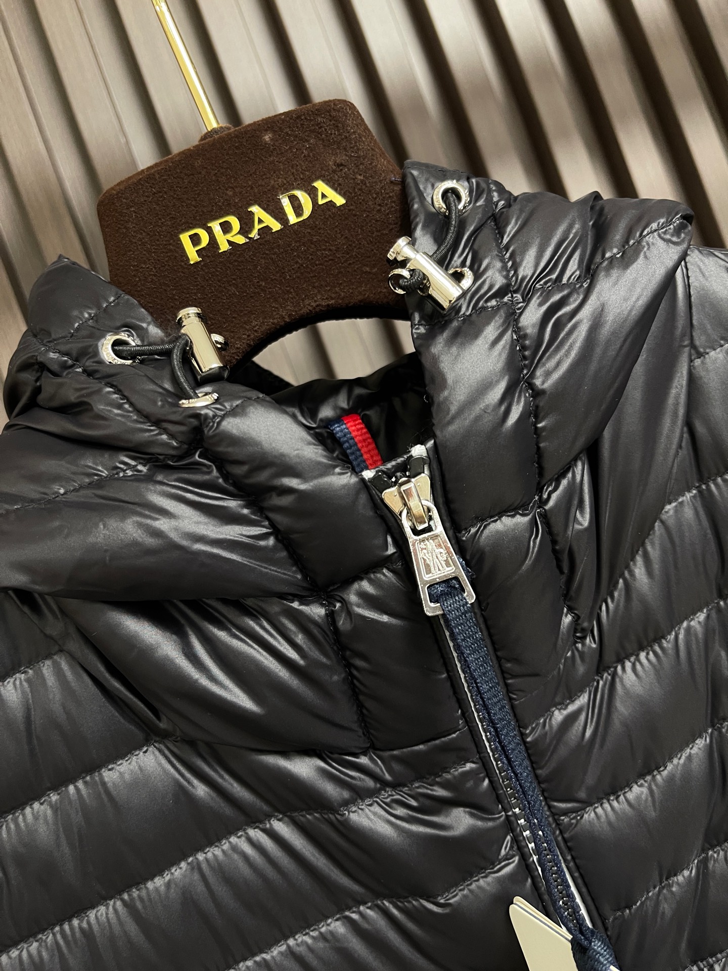 🛒🛒Moncler ORANT 26fw 秋冬男女轻量排骨连帽马甲羽绒服,男士羽绒马甲采用亮面lon laqué面料制 🛒🛒Moncler ORANT 26fw 秋冬男女轻量排骨连帽马甲羽绒服,男士羽绒马甲采用亮面lon laqué面料制