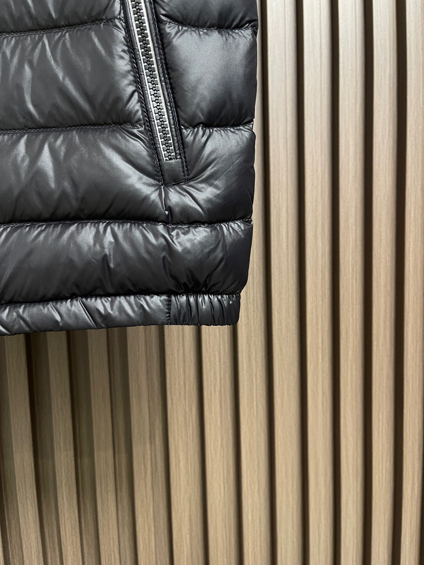 🛒🛒Moncler ORANT 26fw 秋冬男女轻量排骨连帽马甲羽绒服,男士羽绒马甲采用亮面lon laqué面料制 🛒🛒Moncler ORANT 26fw 秋冬男女轻量排骨连帽马甲羽绒服,男士羽绒马甲采用亮面lon laqué面料制