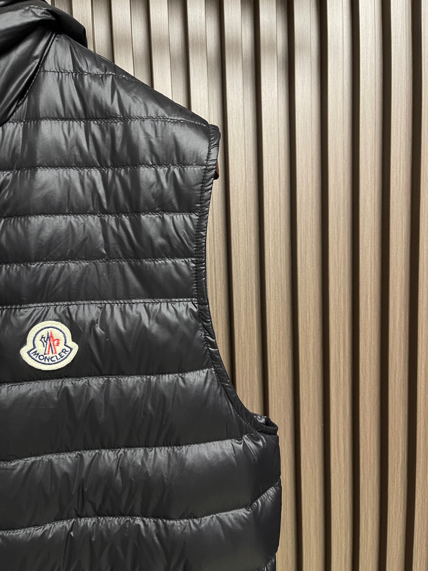 🛒🛒Moncler ORANT 26fw 秋冬男女轻量排骨连帽马甲羽绒服,男士羽绒马甲采用亮面lon laqué面料制 🛒🛒Moncler ORANT 26fw 秋冬男女轻量排骨连帽马甲羽绒服,男士羽绒马甲采用亮面lon laqué面料制