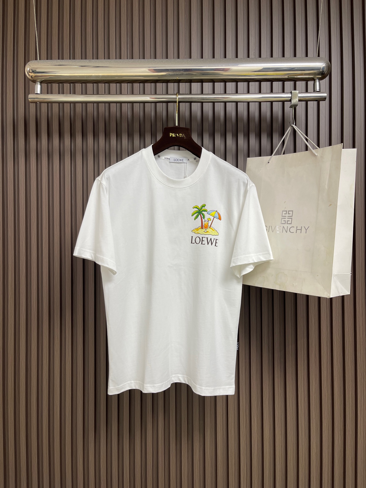 🛒🛒Loewe 罗意威 2026ss手绘涂鸦刺绣logo短袖T恤,采用180克迈巴赫爽棉面料,前幅采用进口机数码直喷,经 🛒🛒Loewe 罗意威 2026ss手绘涂鸦刺绣logo短袖T恤,采用180克迈巴赫爽棉面料,前幅采用进口机数码直喷,经