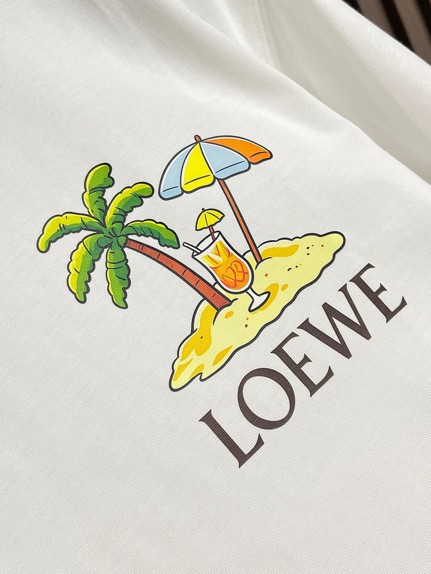 🛒🛒Loewe 罗意威 2026ss手绘涂鸦刺绣logo短袖T恤，采用180克迈巴赫爽棉面料，前幅采用进口机数码直喷，经