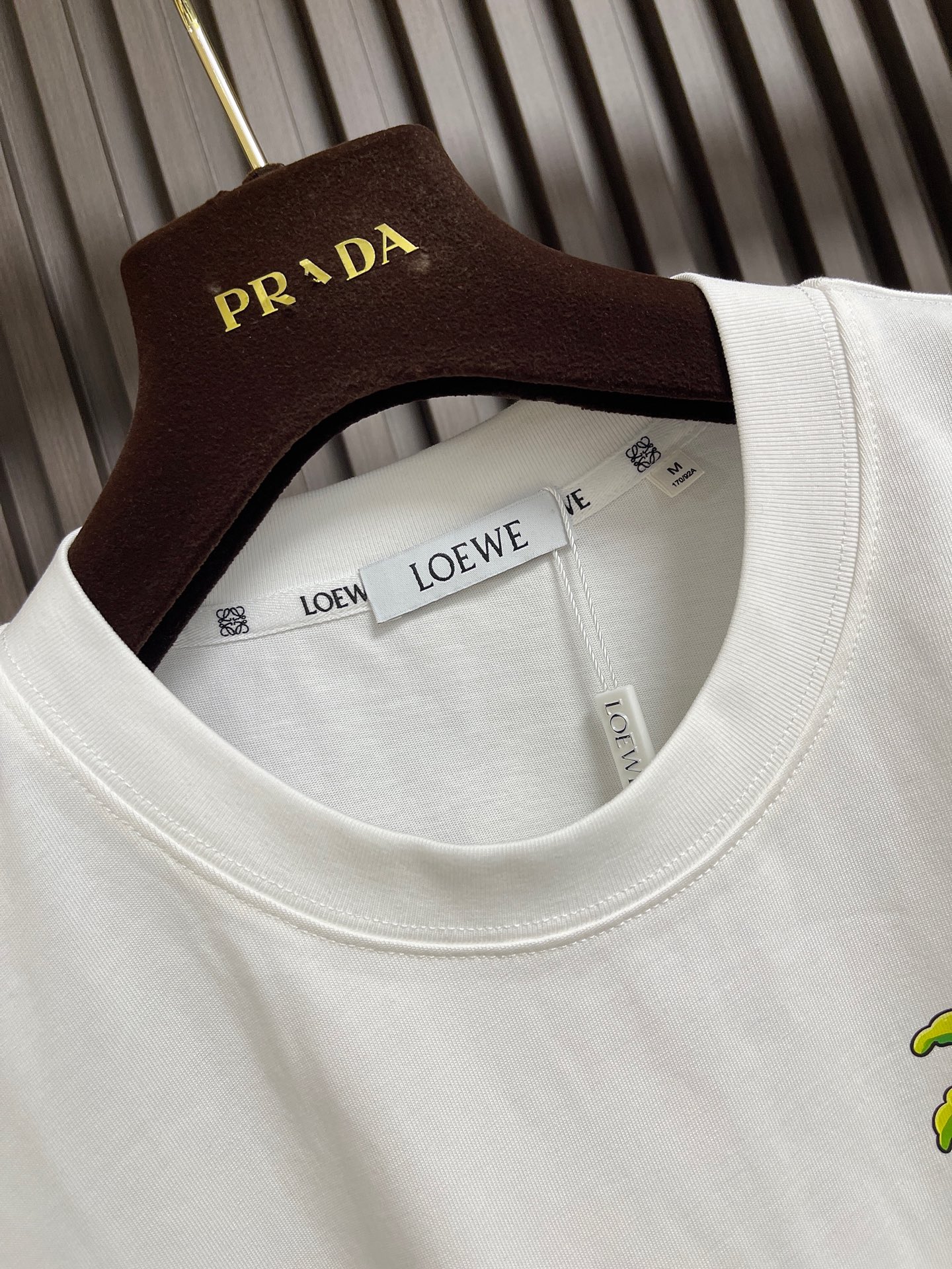 🛒🛒Loewe 罗意威 2026ss手绘涂鸦刺绣logo短袖T恤，采用180克迈巴赫爽棉面料，前幅采用进口机数码直喷，经