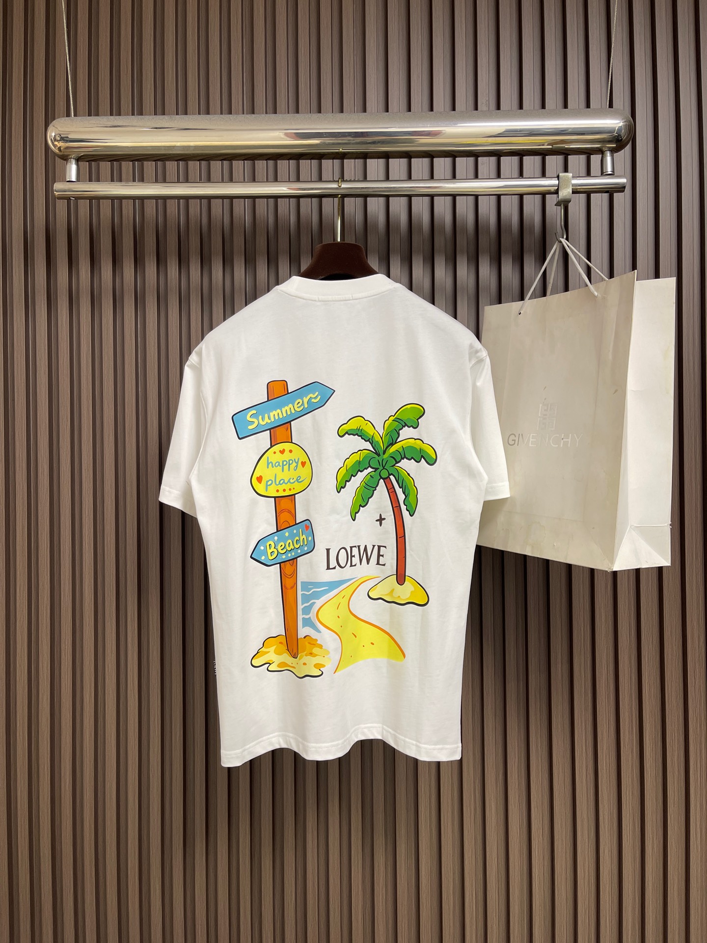 🛒🛒Loewe 罗意威 2026ss手绘涂鸦刺绣logo短袖T恤，采用180克迈巴赫爽棉面料，前幅采用进口机数码直喷，经