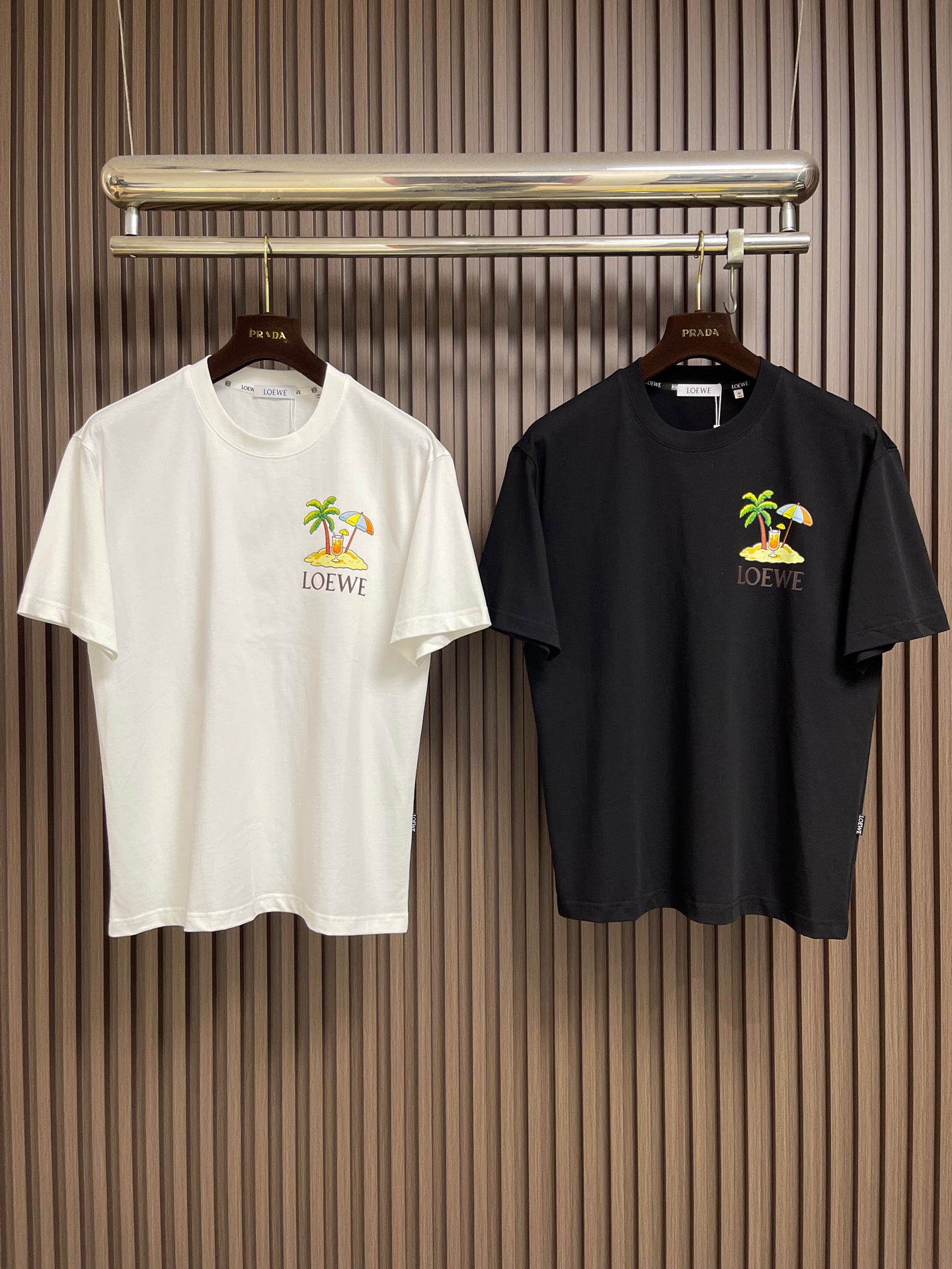 🛒🛒Loewe 罗意威 2026ss手绘涂鸦刺绣logo短袖T恤,采用180克迈巴赫爽棉面料,前幅采用进口机数码直喷,经 🛒🛒Loewe 罗意威 2026ss手绘涂鸦刺绣logo短袖T恤,采用180克迈巴赫爽棉面料,前幅采用进口机数码直喷,经
