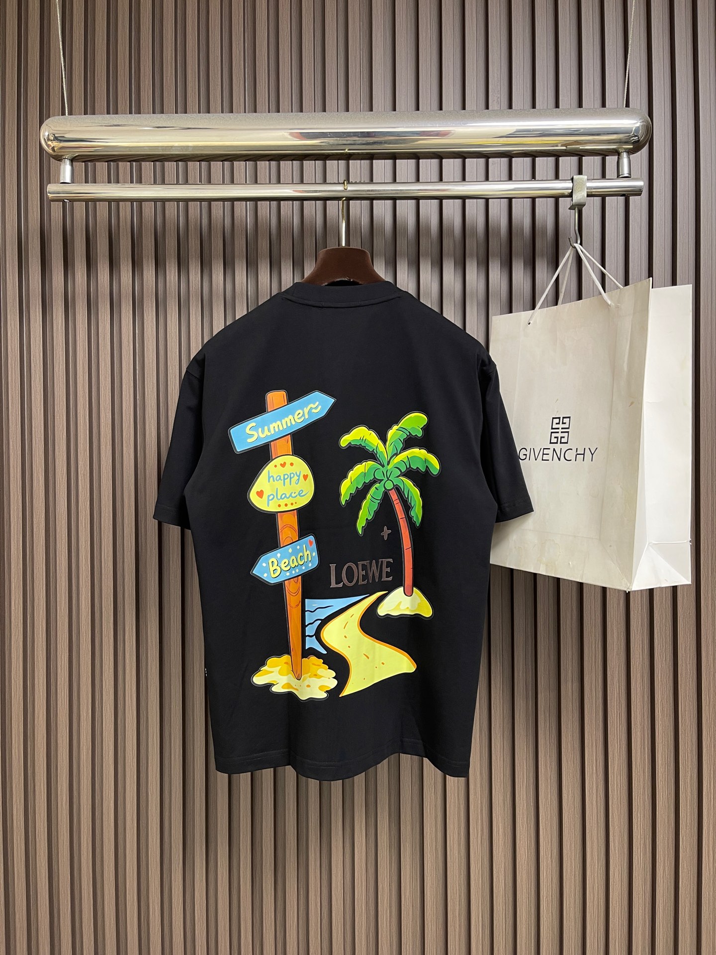 🛒🛒Loewe 罗意威 2026ss手绘涂鸦刺绣logo短袖T恤,采用180克迈巴赫爽棉面料,前幅采用进口机数码直喷,经 🛒🛒Loewe 罗意威 2026ss手绘涂鸦刺绣logo短袖T恤,采用180克迈巴赫爽棉面料,前幅采用进口机数码直喷,经