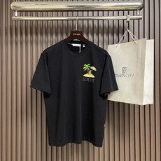 🛒🛒Loewe 罗意威 2026ss手绘涂鸦刺绣logo短袖T恤,采用180克迈巴赫爽棉面料,前幅采用进口机数码直喷,经 🛒🛒Loewe 罗意威 2026ss手绘涂鸦刺绣logo短袖T恤,采用180克迈巴赫爽棉面料,前幅采用进口机数码直喷,经