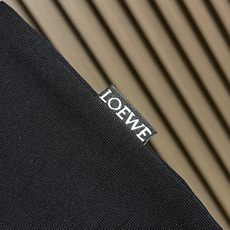 🛒🛒Loewe 罗意威 2026ss手绘涂鸦刺绣logo短袖T恤,采用180克迈巴赫爽棉面料,前幅采用进口机数码直喷,经 🛒🛒Loewe 罗意威 2026ss手绘涂鸦刺绣logo短袖T恤,采用180克迈巴赫爽棉面料,前幅采用进口机数码直喷,经