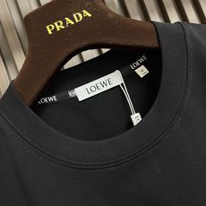 🛒🛒Loewe 罗意威 2026ss手绘涂鸦刺绣logo短袖T恤,采用180克迈巴赫爽棉面料,前幅采用进口机数码直喷,经 🛒🛒Loewe 罗意威 2026ss手绘涂鸦刺绣logo短袖T恤,采用180克迈巴赫爽棉面料,前幅采用进口机数码直喷,经