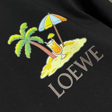 🛒🛒Loewe 罗意威 2026ss手绘涂鸦刺绣logo短袖T恤,采用180克迈巴赫爽棉面料,前幅采用进口机数码直喷,经 🛒🛒Loewe 罗意威 2026ss手绘涂鸦刺绣logo短袖T恤,采用180克迈巴赫爽棉面料,前幅采用进口机数码直喷,经