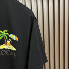 🛒🛒Loewe 罗意威 2026ss手绘涂鸦刺绣logo短袖T恤,采用180克迈巴赫爽棉面料,前幅采用进口机数码直喷,经 🛒🛒Loewe 罗意威 2026ss手绘涂鸦刺绣logo短袖T恤,采用180克迈巴赫爽棉面料,前幅采用进口机数码直喷,经