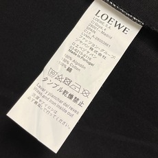 🛒🛒Loewe 罗意威 2026ss手绘涂鸦刺绣logo短袖T恤,采用180克迈巴赫爽棉面料,前幅采用进口机数码直喷,经 🛒🛒Loewe 罗意威 2026ss手绘涂鸦刺绣logo短袖T恤,采用180克迈巴赫爽棉面料,前幅采用进口机数码直喷,经
