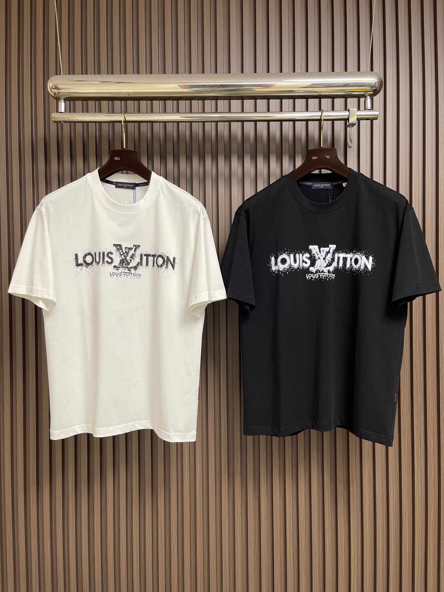 🛒🛒LV  2026SS 限定新品涂鸦logo印花短袖T恤，基础简约百搭款式，面料采用是高克重的针织棉布料，柔软扎实，质