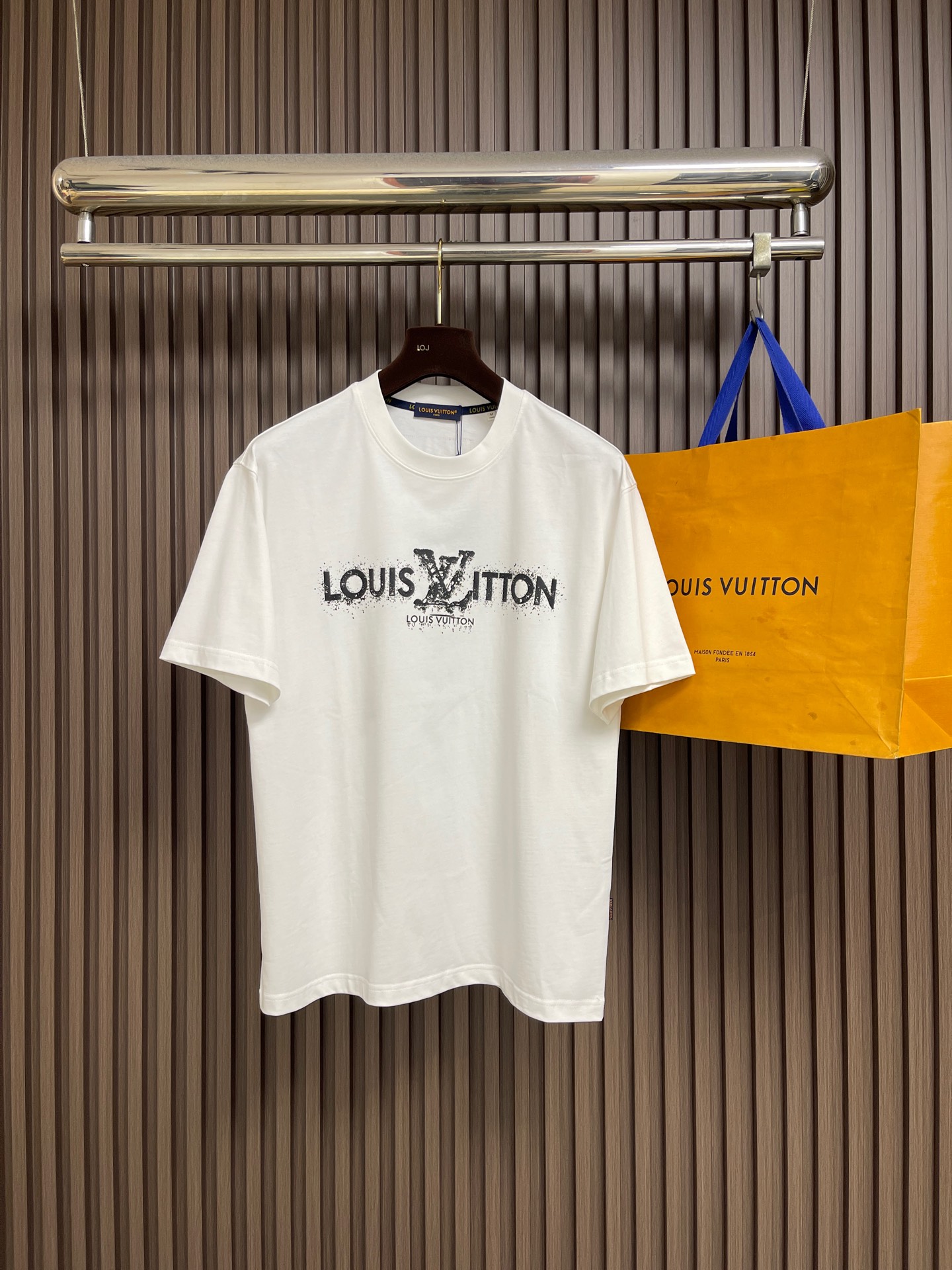 🛒🛒LV 2026SS 限定新品涂鸦logo印花短袖T恤,基础简约百搭款式,面料采用是高克重的针织棉布料,柔软扎实,质 🛒🛒LV 2026SS 限定新品涂鸦logo印花短袖T恤,基础简约百搭款式,面料采用是高克重的针织棉布料,柔软扎实,质
