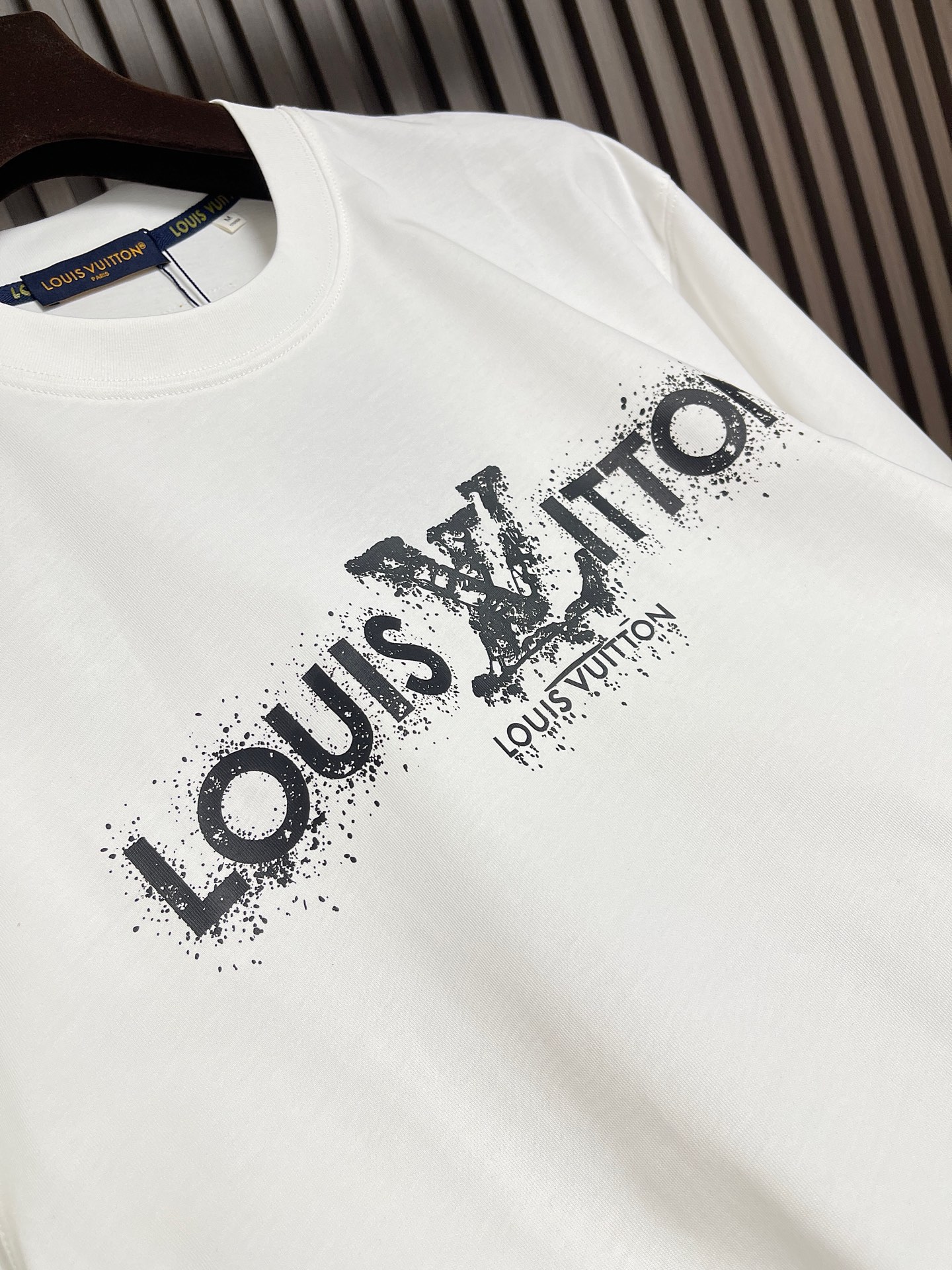 🛒🛒LV  2026SS 限定新品涂鸦logo印花短袖T恤，基础简约百搭款式，面料采用是高克重的针织棉布料，柔软扎实，质