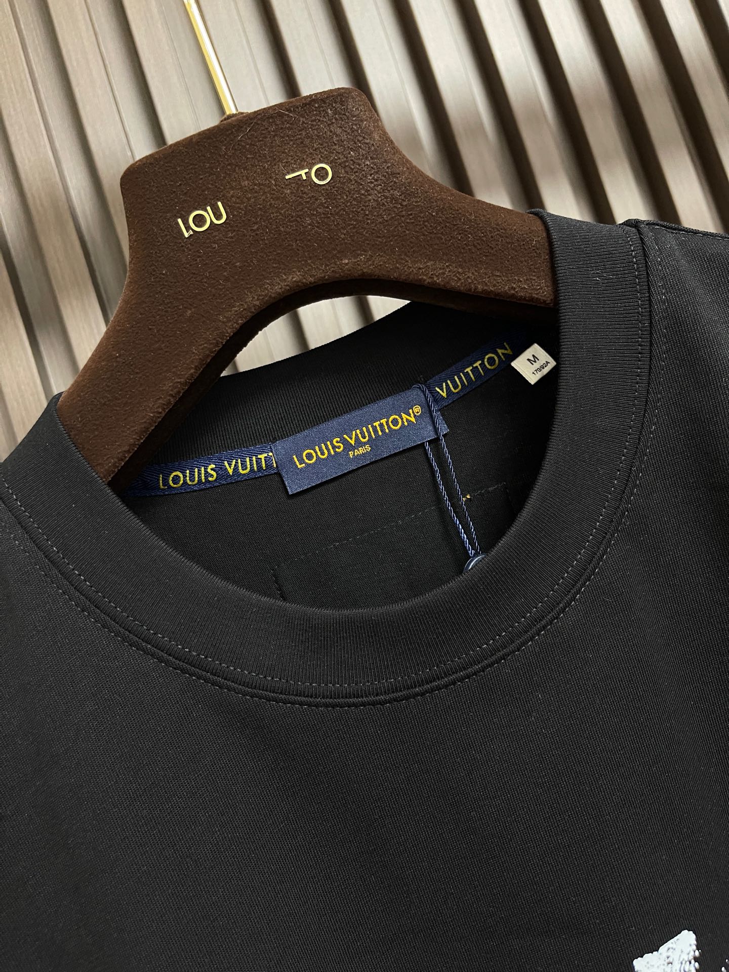 🛒🛒LV  2026SS 限定新品涂鸦logo印花短袖T恤，基础简约百搭款式，面料采用是高克重的针织棉布料，柔软扎实，质