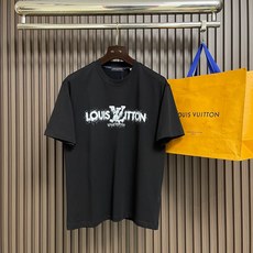 🛒🛒LV 2026SS 限定新品涂鸦logo印花短袖T恤,基础简约百搭款式,面料采用是高克重的针织棉布料,柔软扎实,质 🛒🛒LV 2026SS 限定新品涂鸦logo印花短袖T恤,基础简约百搭款式,面料采用是高克重的针织棉布料,柔软扎实,质