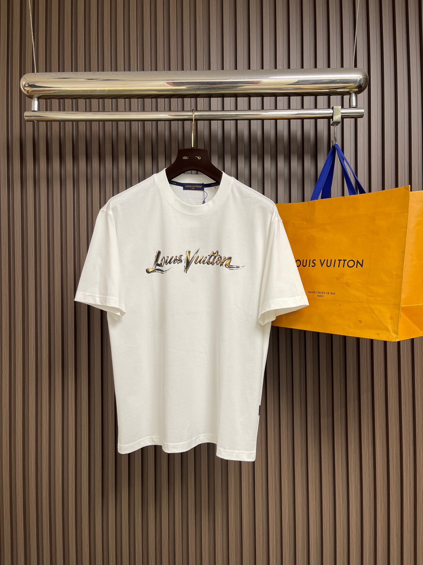 🛒🛒LV 2026SS 限定新品涂鸦logo印花短袖T恤,基础简约百搭款式,面料采用是高克重的针织棉布料,柔软扎实,质 🛒🛒LV 2026SS 限定新品涂鸦logo印花短袖T恤,基础简约百搭款式,面料采用是高克重的针织棉布料,柔软扎实,质