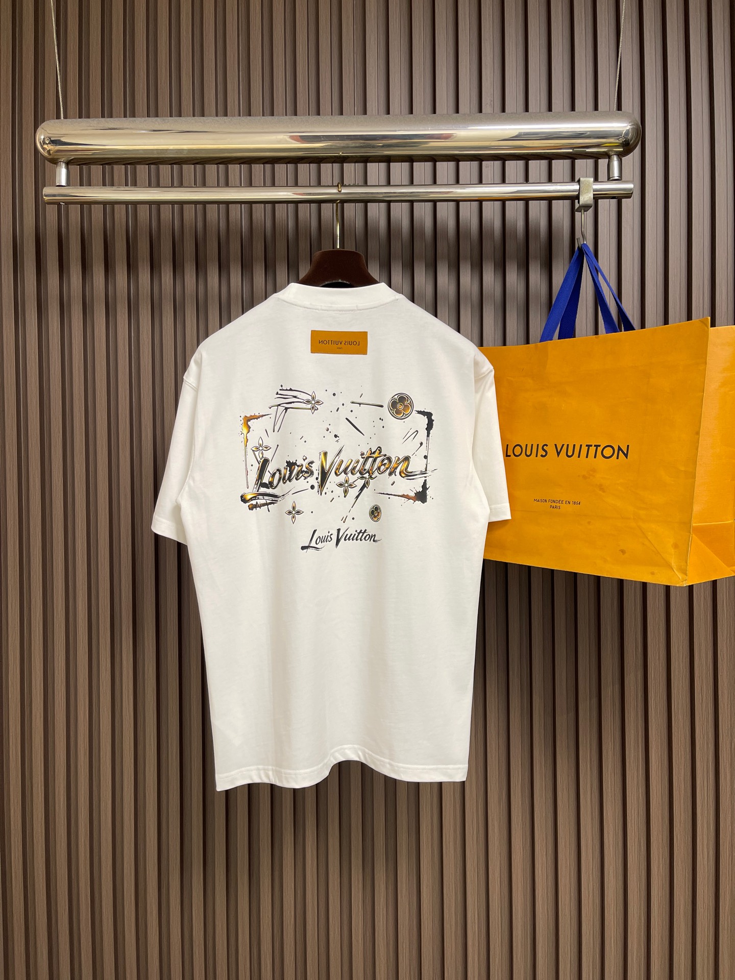 🛒🛒LV  2026SS 限定新品涂鸦logo印花短袖T恤，基础简约百搭款式，面料采用是高克重的针织棉布料，柔软扎实，质