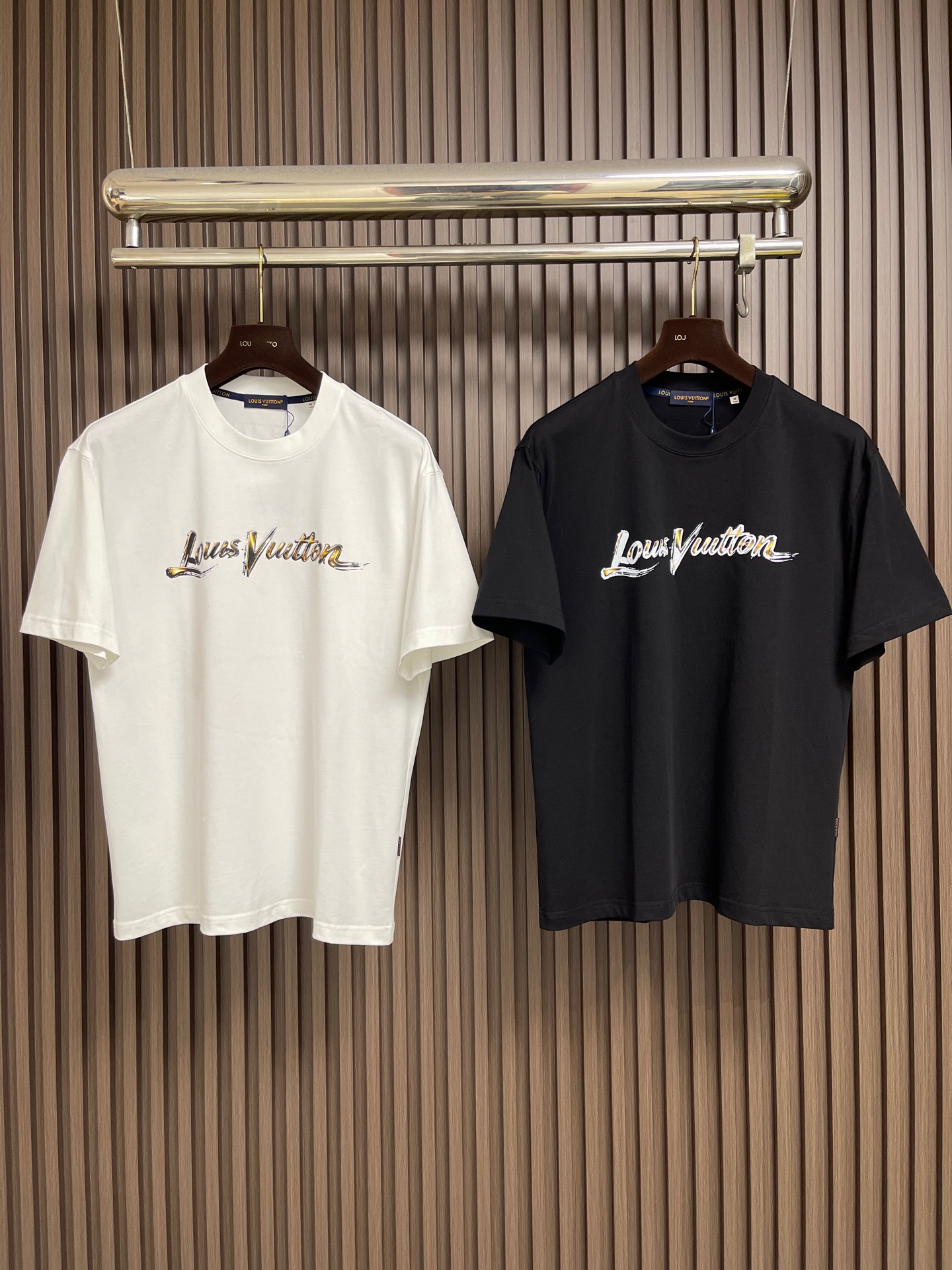🛒🛒LV  2026SS 限定新品涂鸦logo印花短袖T恤，基础简约百搭款式，面料采用是高克重的针织棉布料，柔软扎实，质
