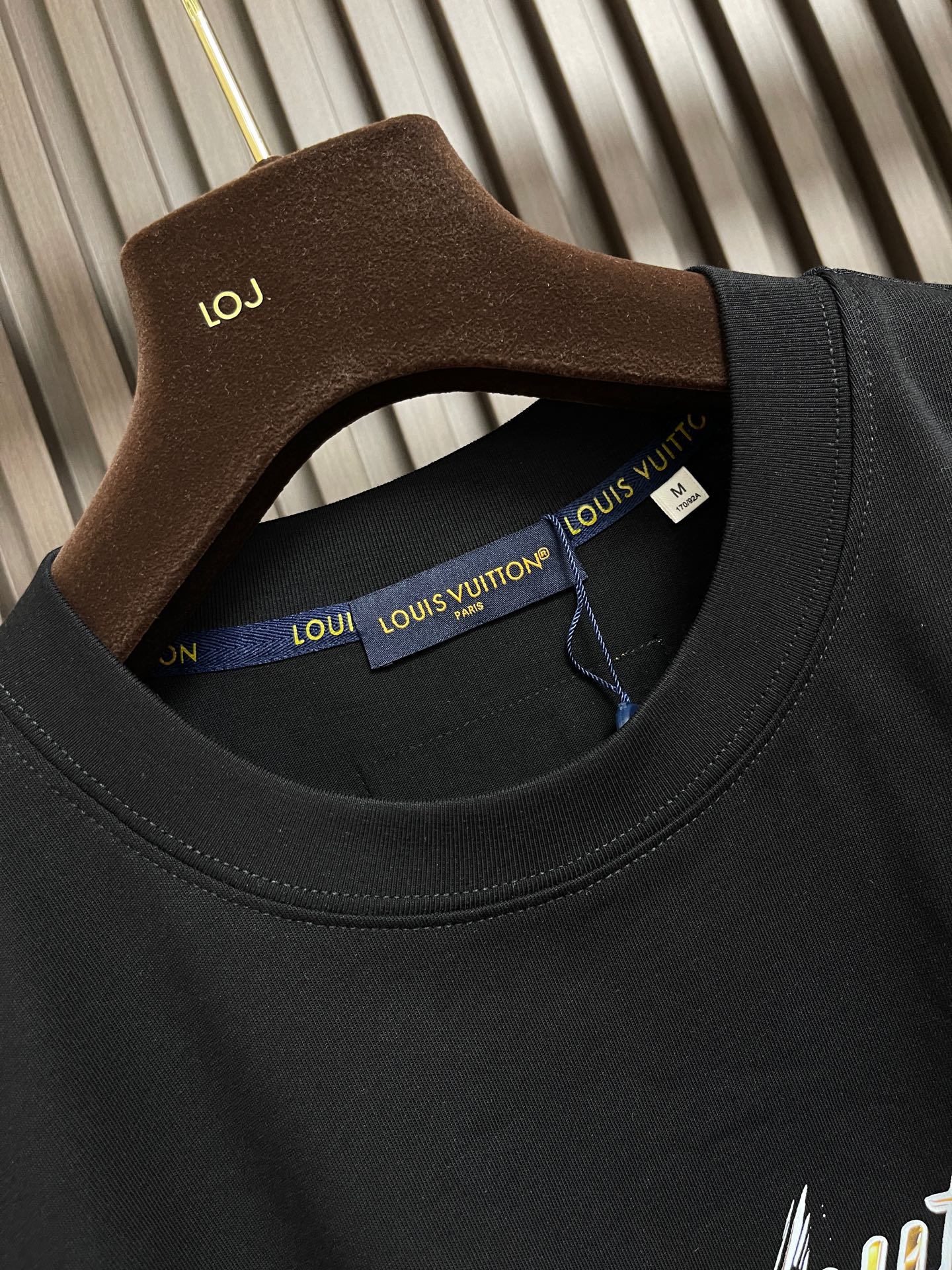 🛒🛒LV 2026SS 限定新品涂鸦logo印花短袖T恤,基础简约百搭款式,面料采用是高克重的针织棉布料,柔软扎实,质 🛒🛒LV 2026SS 限定新品涂鸦logo印花短袖T恤,基础简约百搭款式,面料采用是高克重的针织棉布料,柔软扎实,质