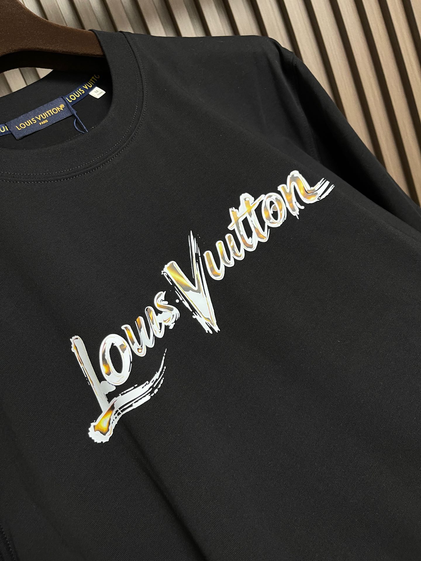 🛒🛒LV 2026SS 限定新品涂鸦logo印花短袖T恤,基础简约百搭款式,面料采用是高克重的针织棉布料,柔软扎实,质 🛒🛒LV 2026SS 限定新品涂鸦logo印花短袖T恤,基础简约百搭款式,面料采用是高克重的针织棉布料,柔软扎实,质