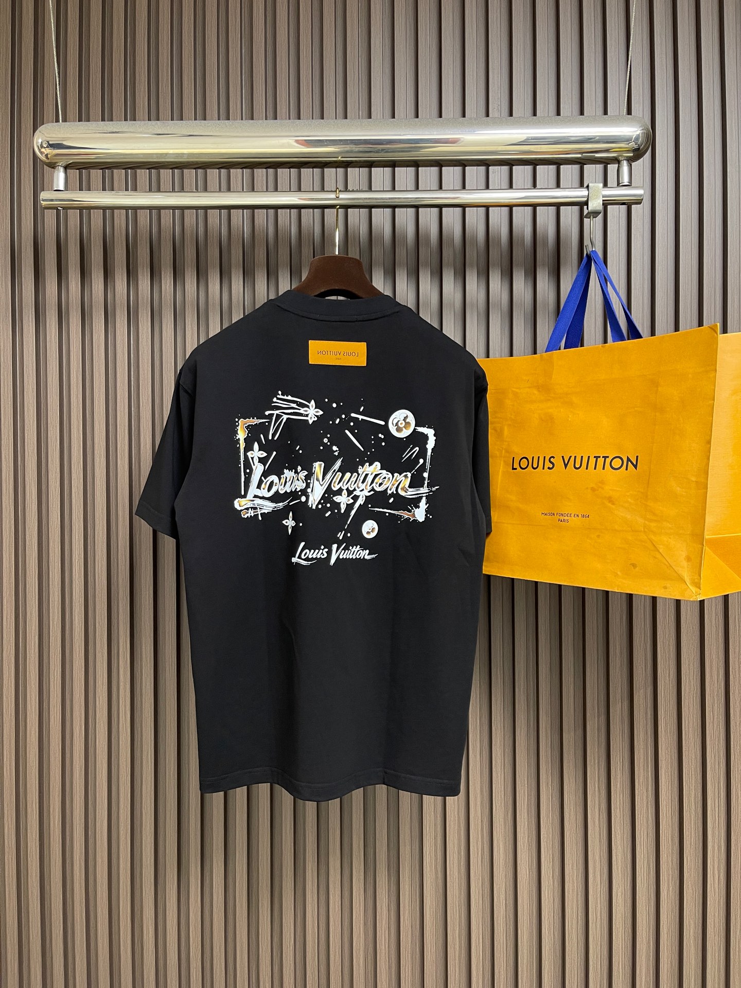 🛒🛒LV 2026SS 限定新品涂鸦logo印花短袖T恤,基础简约百搭款式,面料采用是高克重的针织棉布料,柔软扎实,质 🛒🛒LV 2026SS 限定新品涂鸦logo印花短袖T恤,基础简约百搭款式,面料采用是高克重的针织棉布料,柔软扎实,质