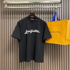 🛒🛒LV 2026SS 限定新品涂鸦logo印花短袖T恤,基础简约百搭款式,面料采用是高克重的针织棉布料,柔软扎实,质 🛒🛒LV 2026SS 限定新品涂鸦logo印花短袖T恤,基础简约百搭款式,面料采用是高克重的针织棉布料,柔软扎实,质
