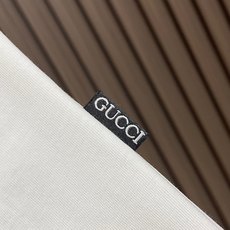 🛒🛒GUCCI 字母印花情侣款短袖t恤 全新系列的夏日单品,小古情侣款高品质tee。客供针织棉面料,整体工整度呈现完美效 🛒🛒GUCCI 字母印花情侣款短袖t恤 全新系列的夏日单品,小古情侣款高品质tee。客供针织棉面料,整体工整度呈现完美效