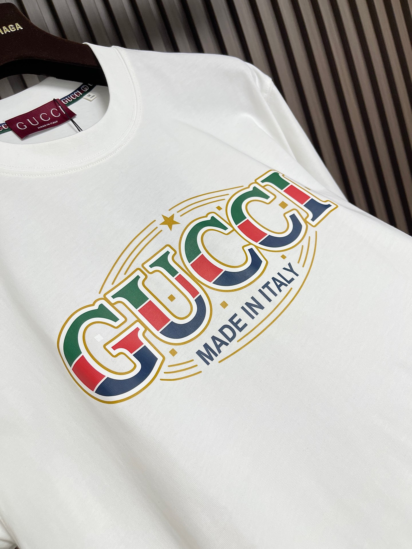 🛒🛒GUCCI 字母印花情侣款短袖t恤 全新系列的夏日单品,小古情侣款高品质tee。客供针织棉面料,整体工整度呈现完美效 🛒🛒GUCCI 字母印花情侣款短袖t恤 全新系列的夏日单品,小古情侣款高品质tee。客供针织棉面料,整体工整度呈现完美效