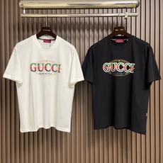 🛒🛒GUCCI 字母印花情侣款短袖t恤 全新系列的夏日单品,小古情侣款高品质tee。客供针织棉面料,整体工整度呈现完美效 🛒🛒GUCCI 字母印花情侣款短袖t恤 全新系列的夏日单品,小古情侣款高品质tee。客供针织棉面料,整体工整度呈现完美效