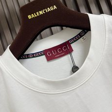 🛒🛒GUCCI 字母印花情侣款短袖t恤 全新系列的夏日单品,小古情侣款高品质tee。客供针织棉面料,整体工整度呈现完美效 🛒🛒GUCCI 字母印花情侣款短袖t恤 全新系列的夏日单品,小古情侣款高品质tee。客供针织棉面料,整体工整度呈现完美效