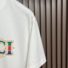 🛒🛒GUCCI 字母印花情侣款短袖t恤 全新系列的夏日单品,小古情侣款高品质tee。客供针织棉面料,整体工整度呈现完美效 🛒🛒GUCCI 字母印花情侣款短袖t恤 全新系列的夏日单品,小古情侣款高品质tee。客供针织棉面料,整体工整度呈现完美效