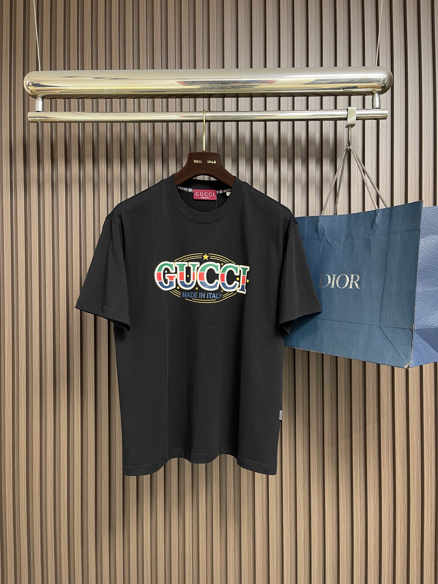  🛒🛒GUCCI 字母印花情侣款短袖t恤 全新系列的夏日单品,小古情侣款高品质tee。客供针织棉面料,整体工整度呈现完  🛒🛒GUCCI 字母印花情侣款短袖t恤 全新系列的夏日单品,小古情侣款高品质tee。客供针织棉面料,整体工整度呈现完