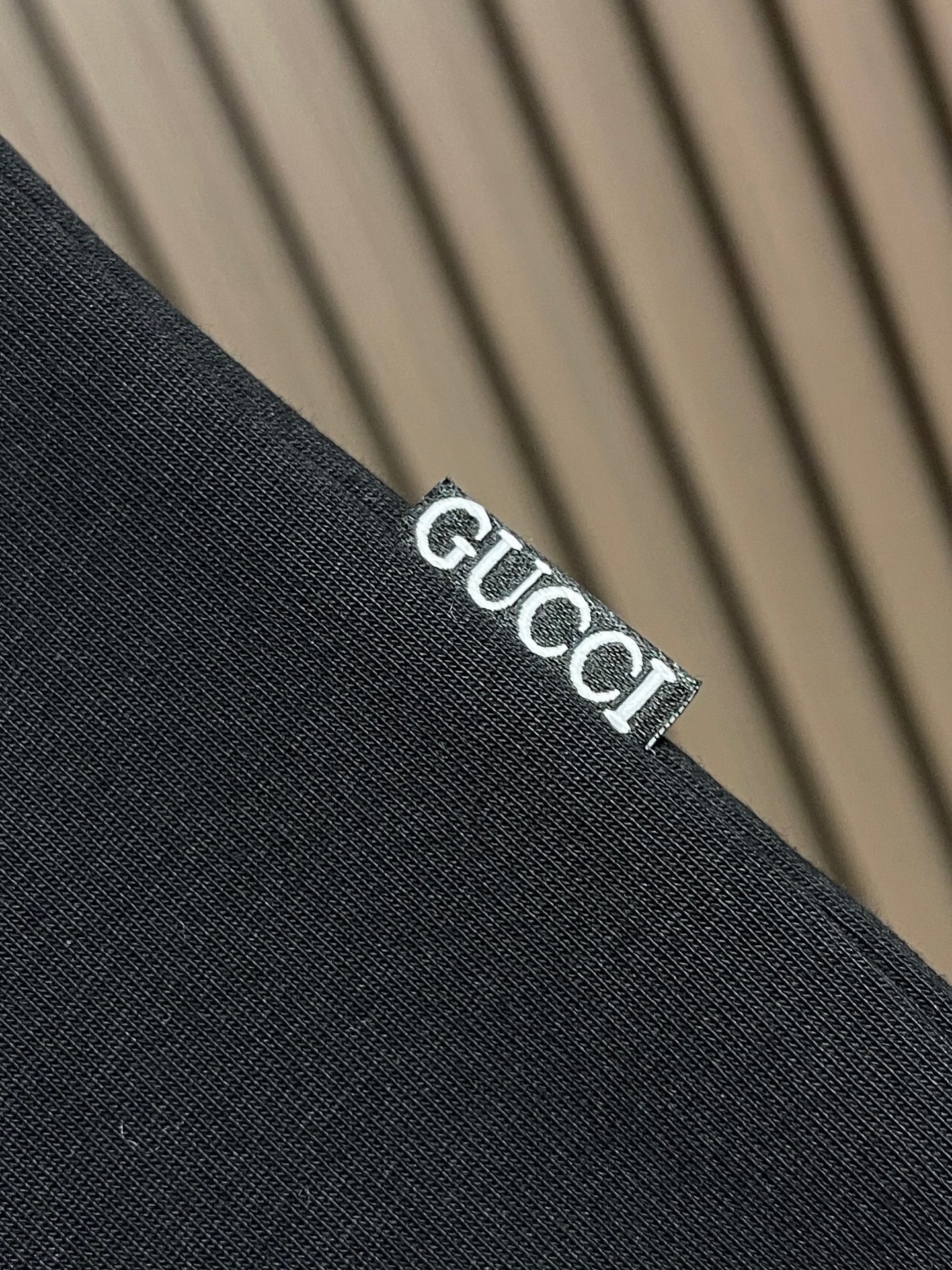 ￼ 🛒🛒GUCCI 字母印花情侣款短袖t恤 全新系列的夏日单品，小古情侣款高品质tee。客供针织棉面料，整体工整度呈现完