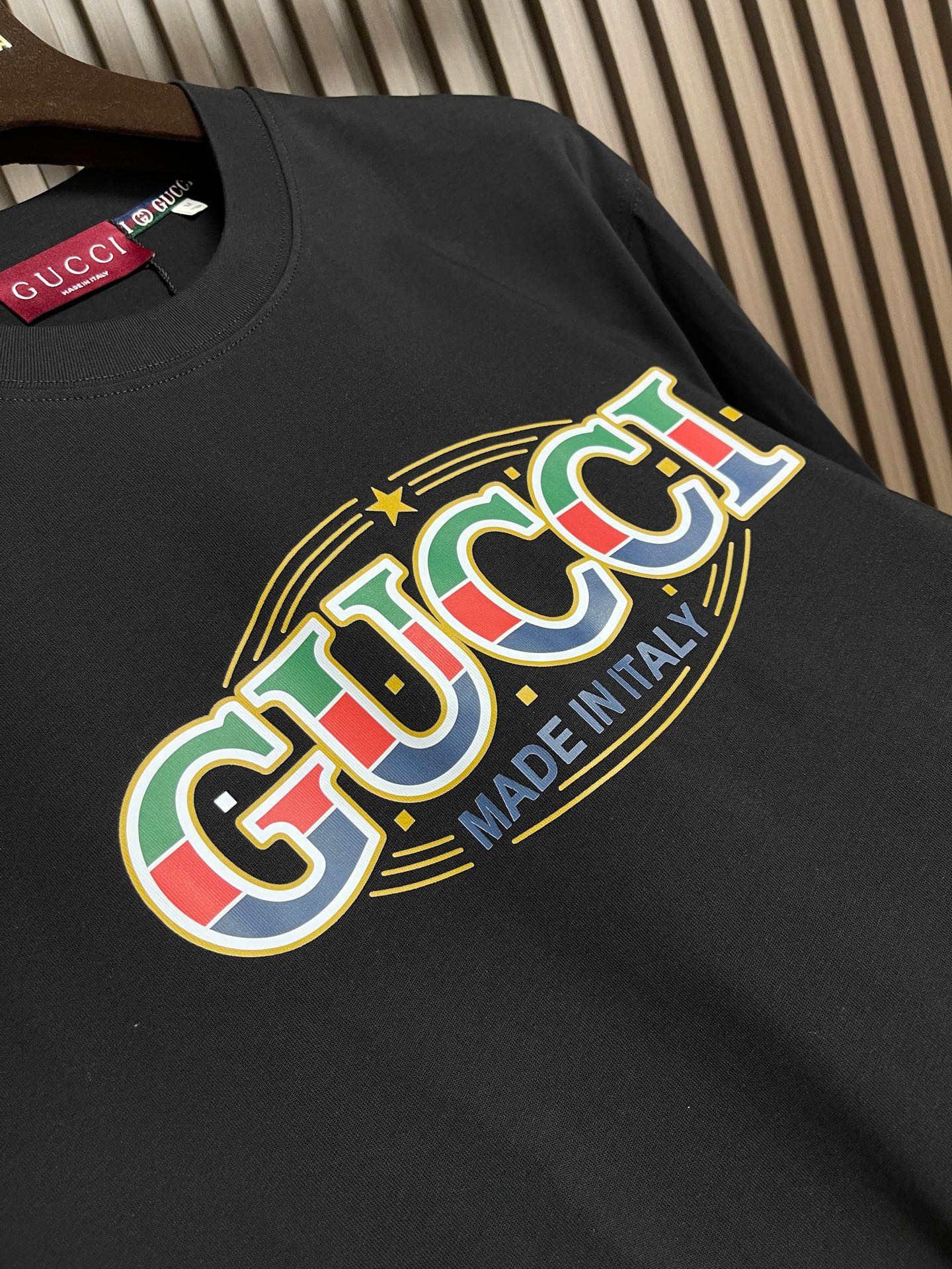 ￼ 🛒🛒GUCCI 字母印花情侣款短袖t恤 全新系列的夏日单品，小古情侣款高品质tee。客供针织棉面料，整体工整度呈现完