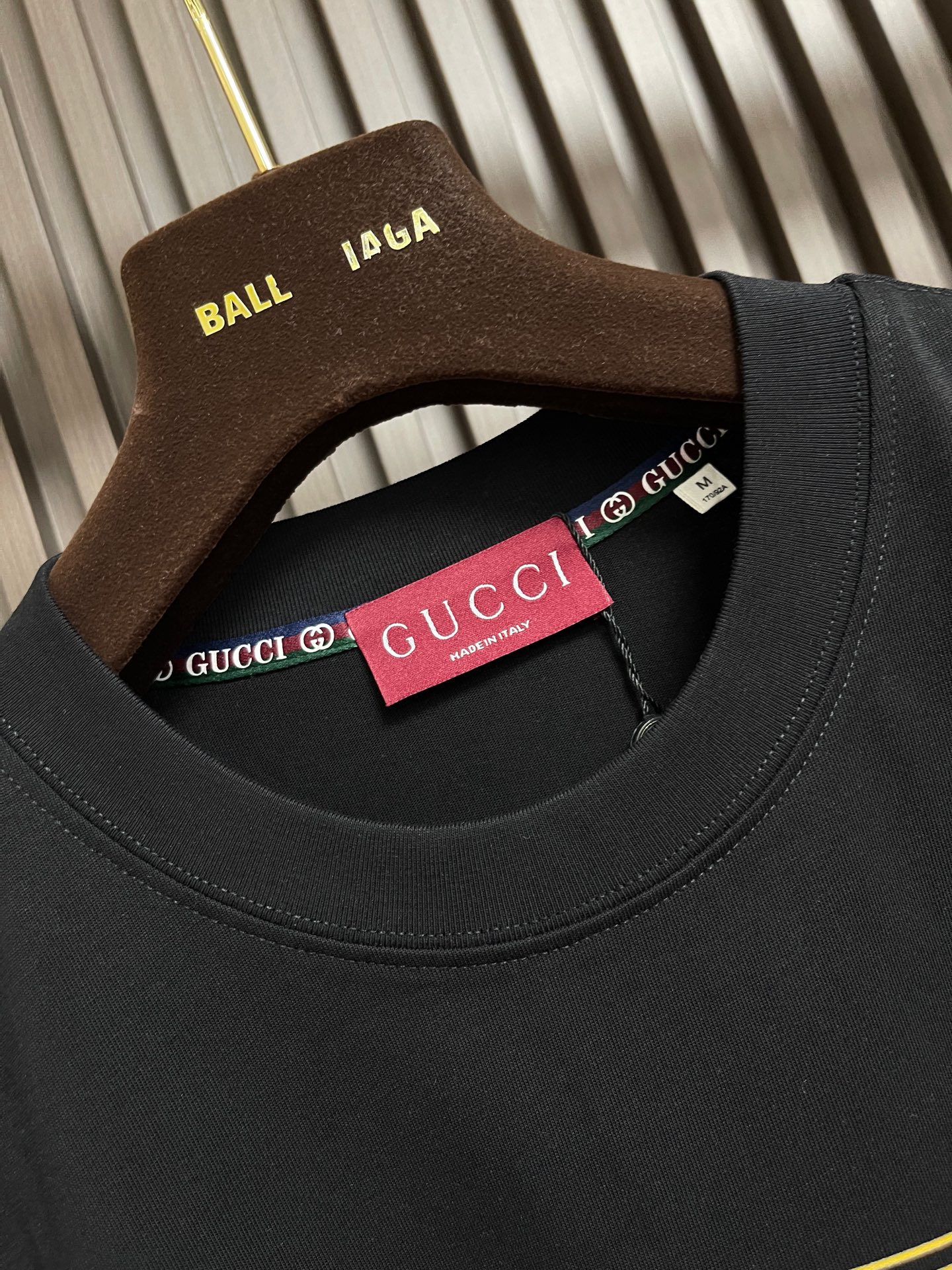 ￼ 🛒🛒GUCCI 字母印花情侣款短袖t恤 全新系列的夏日单品，小古情侣款高品质tee。客供针织棉面料，整体工整度呈现完