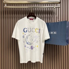 🛒🛒GUCCI 2026SS早春新款涂鸦印花字母标识短袖T恤 全新系列单品T恤,裁剪设计为当今的潮流趋势,街头风格的新纪 🛒🛒GUCCI 2026SS早春新款涂鸦印花字母标识短袖T恤 全新系列单品T恤,裁剪设计为当今的潮流趋势,街头风格的新纪