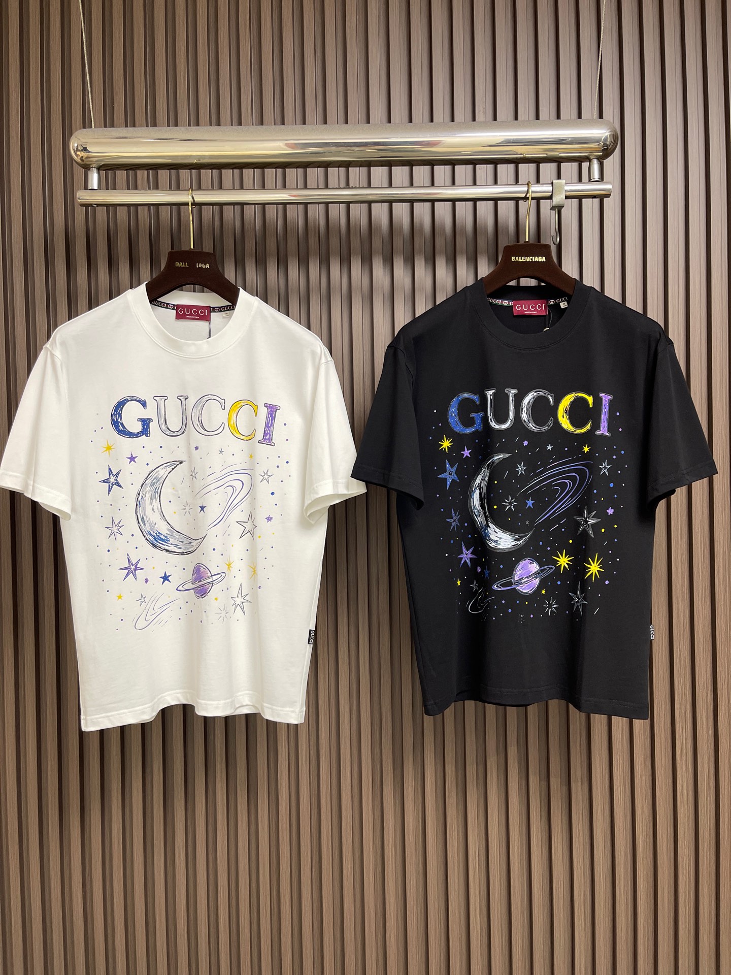 🛒🛒GUCCI 2026SS早春新款涂鸦印花字母标识短袖T恤 全新系列单品T恤,裁剪设计为当今的潮流趋势,街头风格的新纪 🛒🛒GUCCI 2026SS早春新款涂鸦印花字母标识短袖T恤 全新系列单品T恤,裁剪设计为当今的潮流趋势,街头风格的新纪