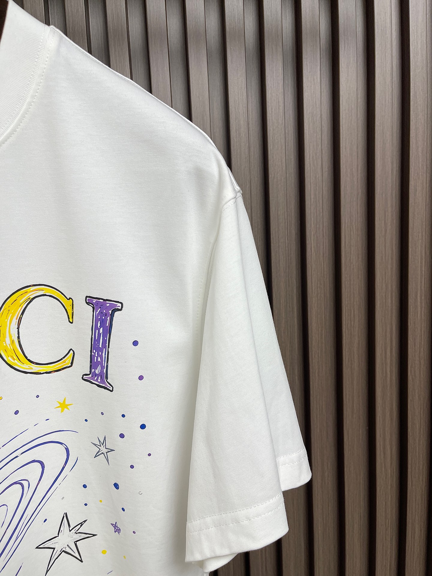 🛒🛒GUCCI 2026SS早春新款涂鸦印花字母标识短袖T恤 全新系列单品T恤,裁剪设计为当今的潮流趋势,街头风格的新纪 🛒🛒GUCCI 2026SS早春新款涂鸦印花字母标识短袖T恤 全新系列单品T恤,裁剪设计为当今的潮流趋势,街头风格的新纪