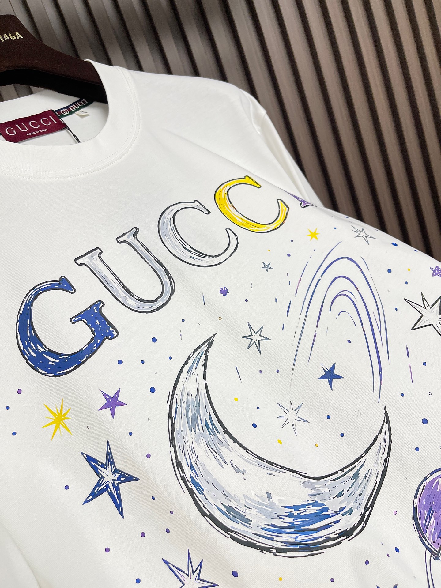 🛒🛒GUCCI 2026SS早春新款涂鸦印花字母标识短袖T恤 全新系列单品T恤,裁剪设计为当今的潮流趋势,街头风格的新纪 🛒🛒GUCCI 2026SS早春新款涂鸦印花字母标识短袖T恤 全新系列单品T恤,裁剪设计为当今的潮流趋势,街头风格的新纪