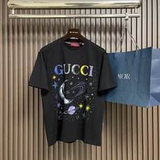 🛒🛒GUCCI 2026SS早春新款涂鸦印花字母标识短袖T恤 全新系列单品T恤,裁剪设计为当今的潮流趋势,街头风格的新纪 🛒🛒GUCCI 2026SS早春新款涂鸦印花字母标识短袖T恤 全新系列单品T恤,裁剪设计为当今的潮流趋势,街头风格的新纪