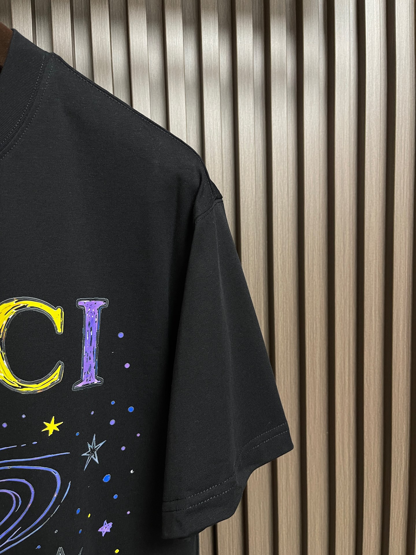 🛒🛒GUCCI 2026SS早春新款涂鸦印花字母标识短袖T恤 全新系列单品T恤,裁剪设计为当今的潮流趋势,街头风格的新纪 🛒🛒GUCCI 2026SS早春新款涂鸦印花字母标识短袖T恤 全新系列单品T恤,裁剪设计为当今的潮流趋势,街头风格的新纪