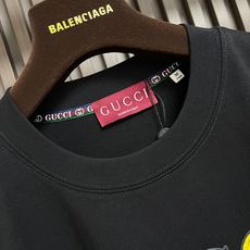 🛒🛒GUCCI 2026SS早春新款涂鸦印花字母标识短袖T恤 全新系列单品T恤,裁剪设计为当今的潮流趋势,街头风格的新纪 🛒🛒GUCCI 2026SS早春新款涂鸦印花字母标识短袖T恤 全新系列单品T恤,裁剪设计为当今的潮流趋势,街头风格的新纪