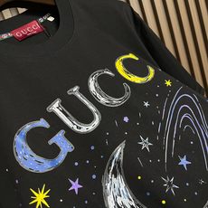 🛒🛒GUCCI 2026SS早春新款涂鸦印花字母标识短袖T恤 全新系列单品T恤,裁剪设计为当今的潮流趋势,街头风格的新纪 🛒🛒GUCCI 2026SS早春新款涂鸦印花字母标识短袖T恤 全新系列单品T恤,裁剪设计为当今的潮流趋势,街头风格的新纪