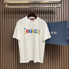 🛒🛒GUCCI 字母印花情侣款短袖t恤 全新系列的夏日单品,小古情侣款高品质tee。客供针织棉面料,整体工整度呈现完美效 🛒🛒GUCCI 字母印花情侣款短袖t恤 全新系列的夏日单品,小古情侣款高品质tee。客供针织棉面料,整体工整度呈现完美效