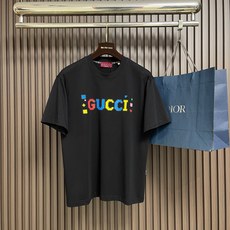 🛒🛒GUCCI 字母印花情侣款短袖t恤 全新系列的夏日单品,小古情侣款高品质tee。客供针织棉面料,整体工整度呈现完美效 🛒🛒GUCCI 字母印花情侣款短袖t恤 全新系列的夏日单品,小古情侣款高品质tee。客供针织棉面料,整体工整度呈现完美效