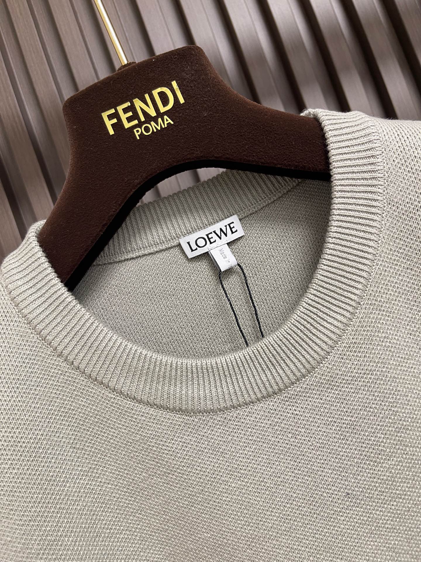 🛒🛒LOEWE 口袋提花毛衣，选用49%粘纤43%棉和少量锦纶和氨纶织成。粘纤和棉主导亲肤、顺滑与垂坠感，贴身穿着如沐春